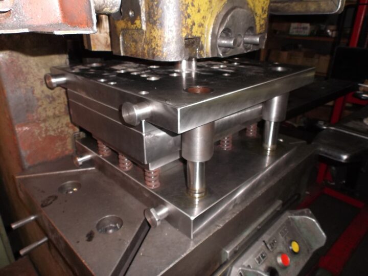 Штамп для изготовления детали “крышка”